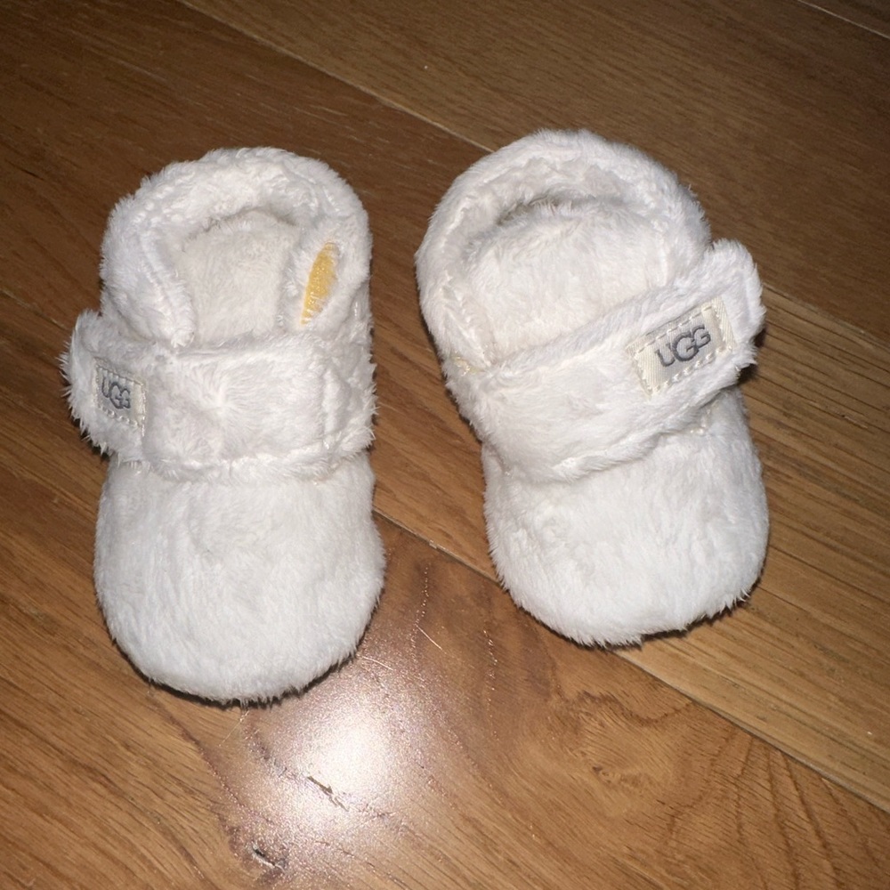 Baby girl furry Uggs (bixbie) never worn